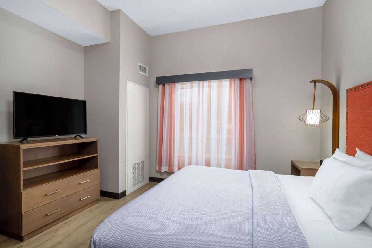 La Quinta Inn & Suites By Wyndham Augusta Fort Eisenhower Bagian luar foto